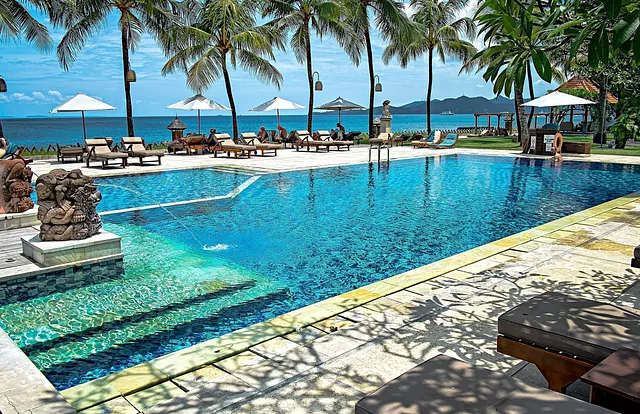 enorme piscina con vistas al mar